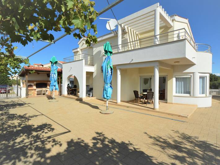 Ferienwohnung für 4 Personen, mit Terrasse und Garten in Pirovac
