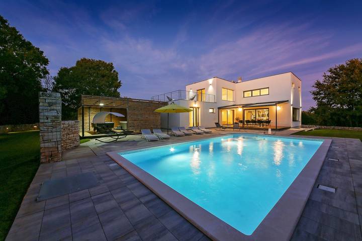 Ferienhaus für 10 Personen, mit Pool und Balkon