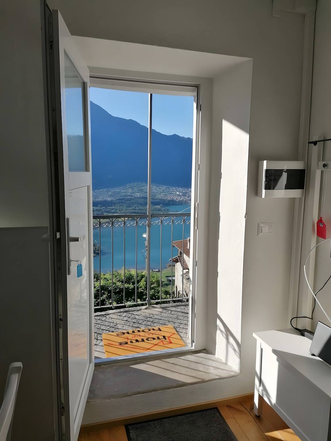 Ganze Wohnung, Ferienwohnung '1' mit Blick auf den See, Gemeinschaftspool und Wi-Fi in Burano (Montemezzo), Montemezzo