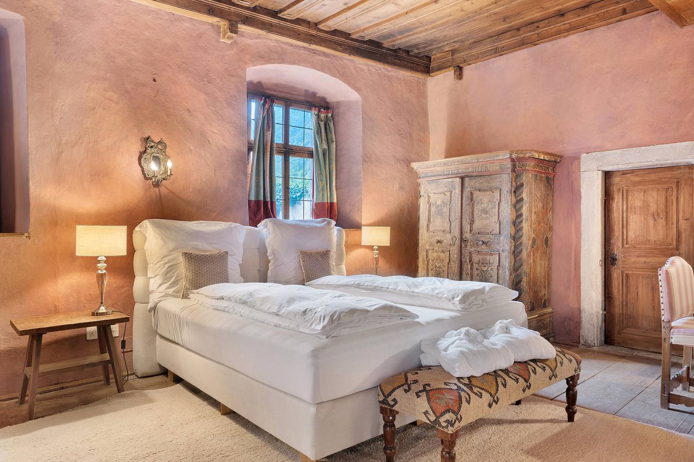 Room 'Zinnenberg Suite 2' with Mountain View, Shared Terrace and Wi-Fi in Berg (Eppan), Eppan an der Weinstraße