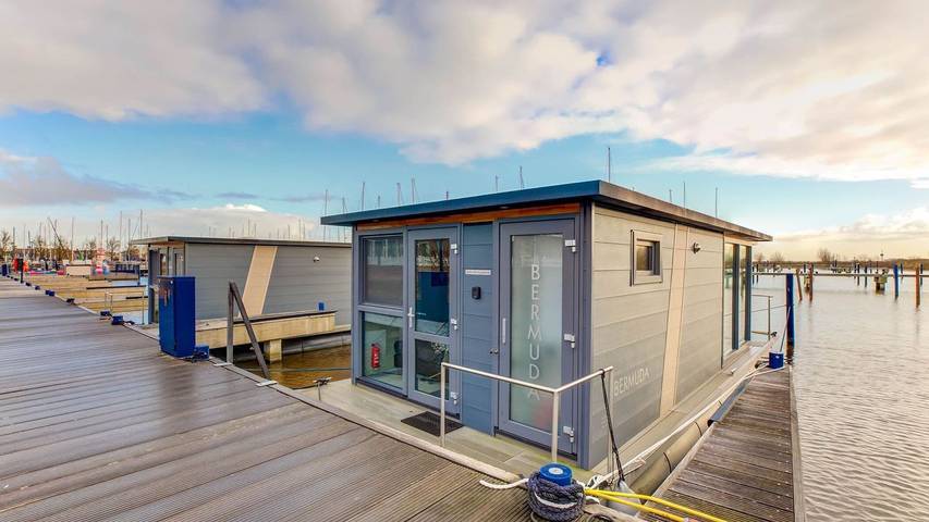 Boat for 4 people, with lake view and terrace as well as pool and balcony/terrace in Markermeer