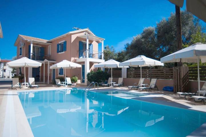 Appart’hôtel pour 2 personnes, avec bassin pour enfant et vue ainsi que jardin et piscine
