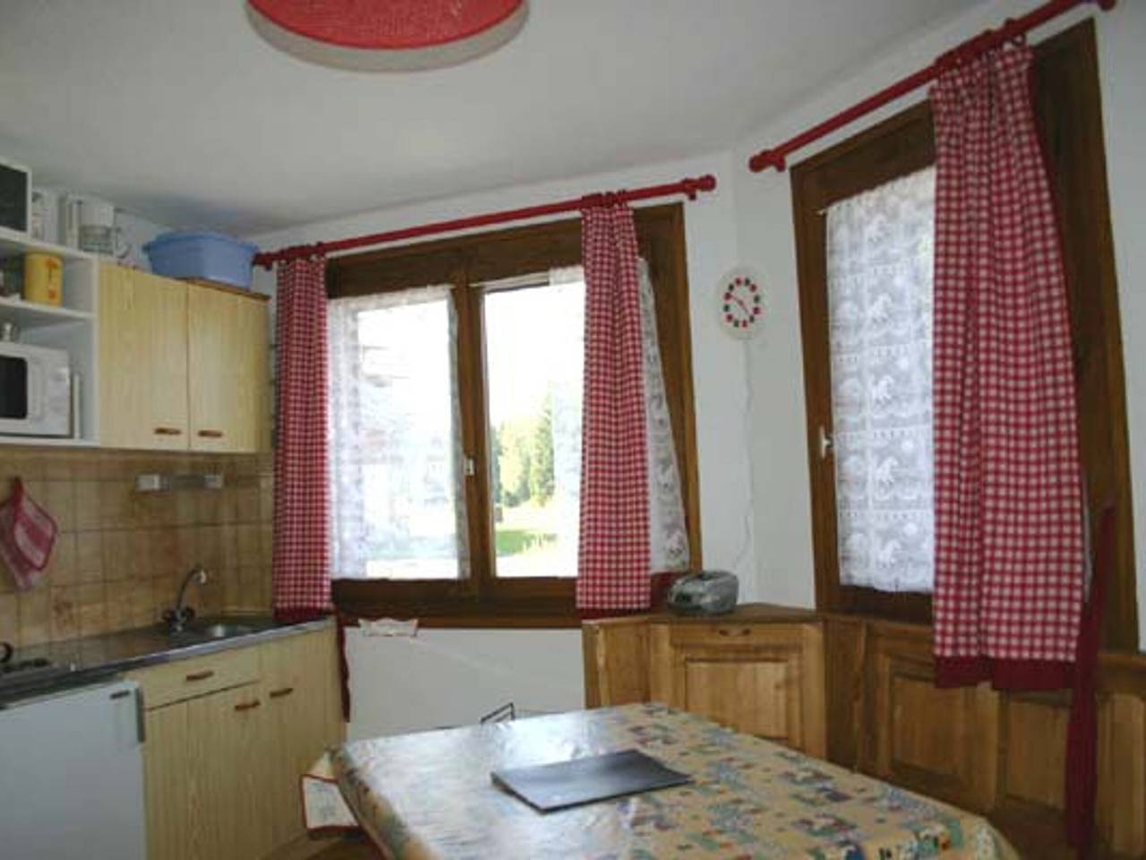 Entire studio, Studio 20 sqm, 4 pers, village center, near slopes in Le Praz de Lys, Taninges