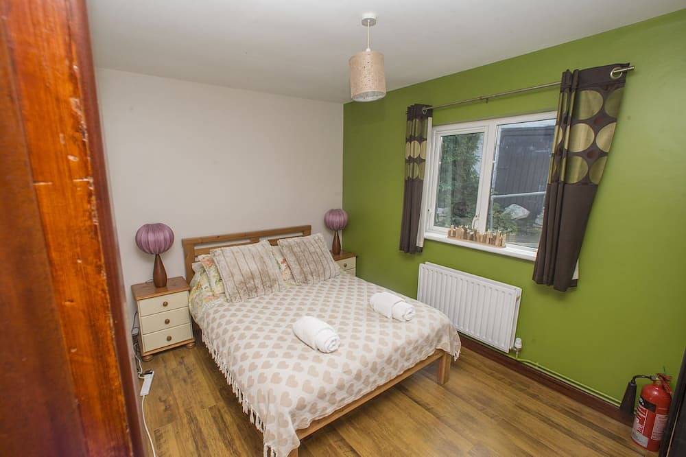 Beautiful seafront cottage, extensive private gardens, stunning sea views. in Ballintoy, County Antrim