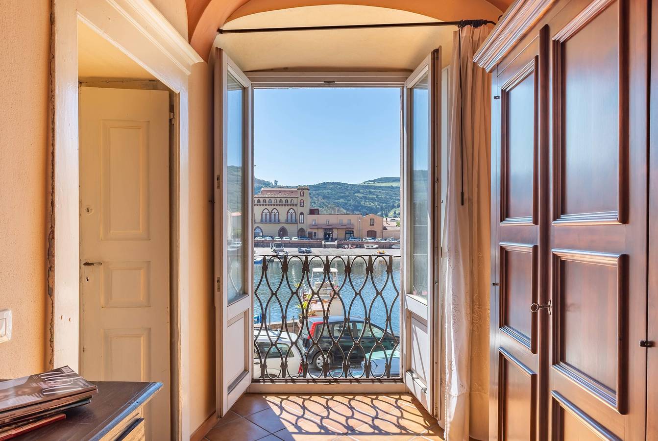 Ganze Wohnung, Ferienwohnung 'La Dimora' mit Balkon und Wlan in Bosa, Planargia
