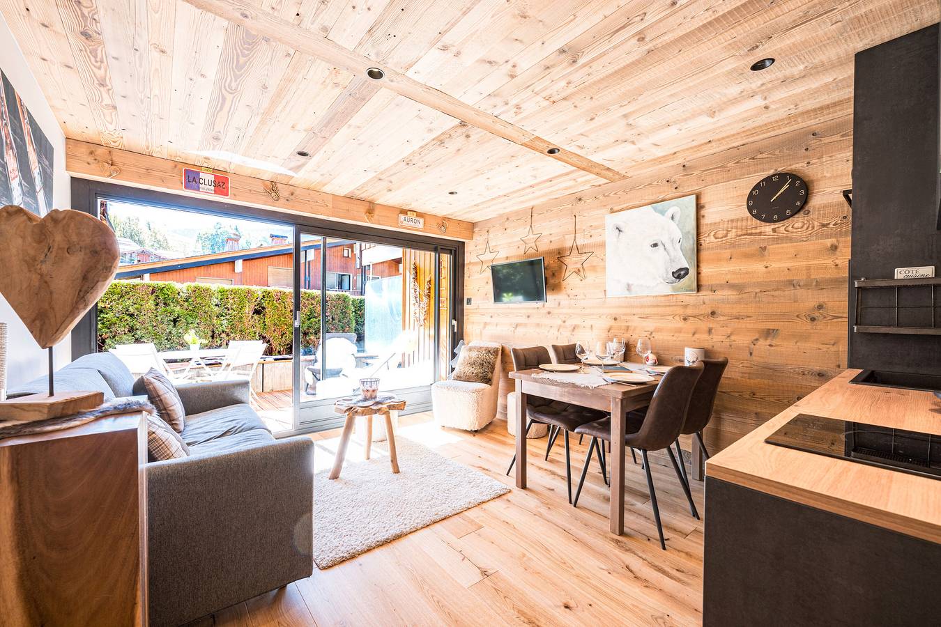 Apartamento entero, Apartamento 'Centre Village La Clusaz' con Vista a la Montaña, Terraza Privada y Wi-Fi in La Clusaz, Región de Annecy