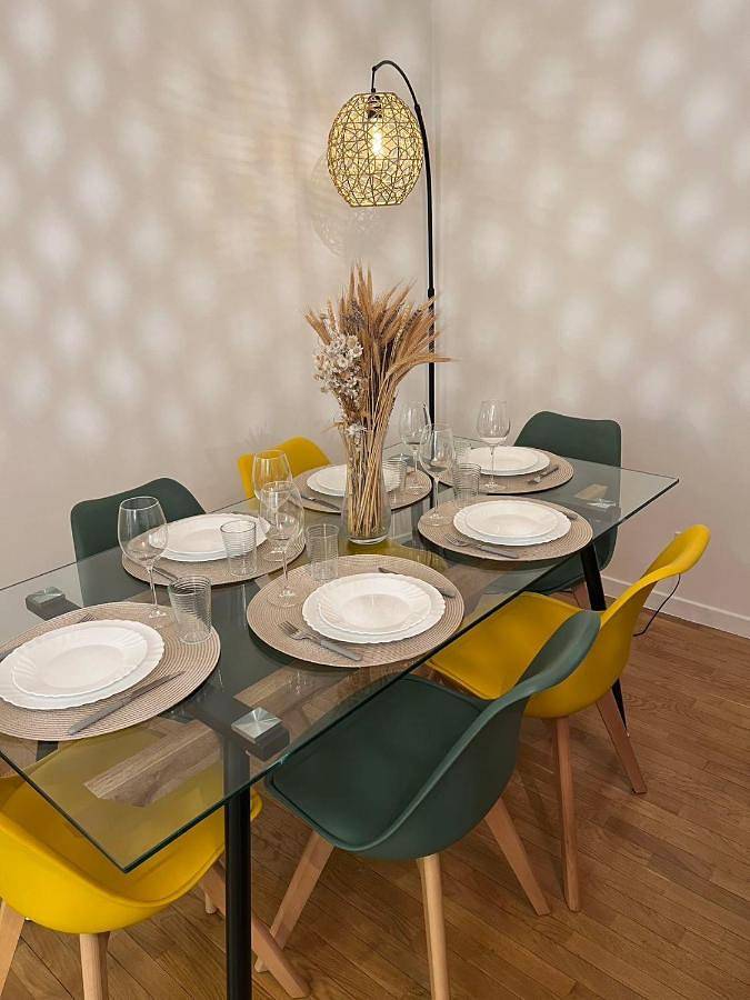 Appartement entier, Paris-Montrouge Magnifique appartement 3 pièces de 75m2 avec Parking - très cosy pour 1 - 8 personnes refait à Neuf -Entire Apartment Luxurious And Warm -Montrouge Paris 14ème - Proche Aéroport Orly Parc Expositions Porte de Versailles Free Wifi Gratuit in Montrouge, Hauts-de-Seine