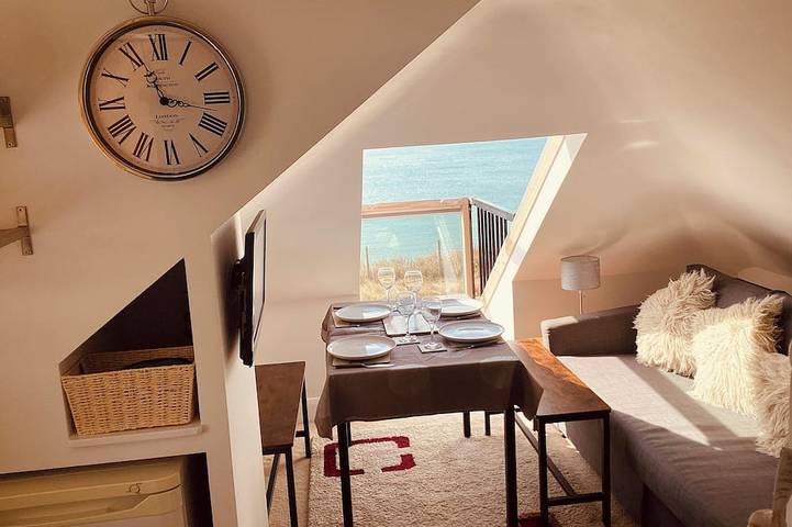 Entire apartment, The Beach House Peacehaven, Brighton, East Sussex with free parking onsite in Peacehaven, East Sussex