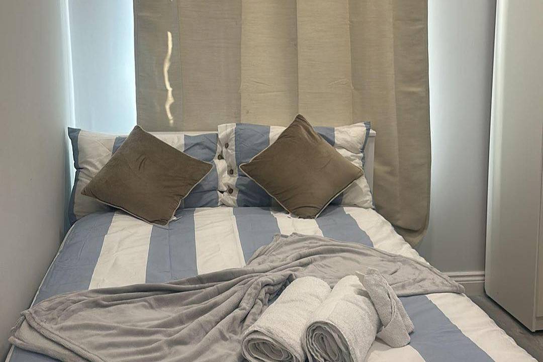 Entire studio, Studio-Sleeps 2-Pets Ok-Action Park & Stn Close in Ealing, London