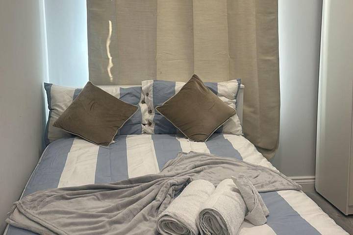 Apartment for 2 people, with pets in Ealing