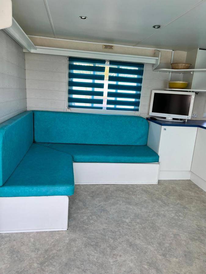Bungalow bleu in Roquebrune-sur-Argens, Côte méditerranéenne (France)