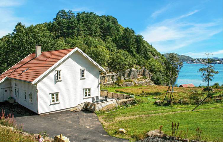 Feriehus for 16 personer, med terrasse og hage i Farsund