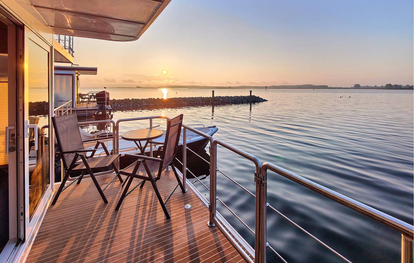 Seaside Houseboat with Terrace & WiFi, 400m to Beach in Röbel, Müritz