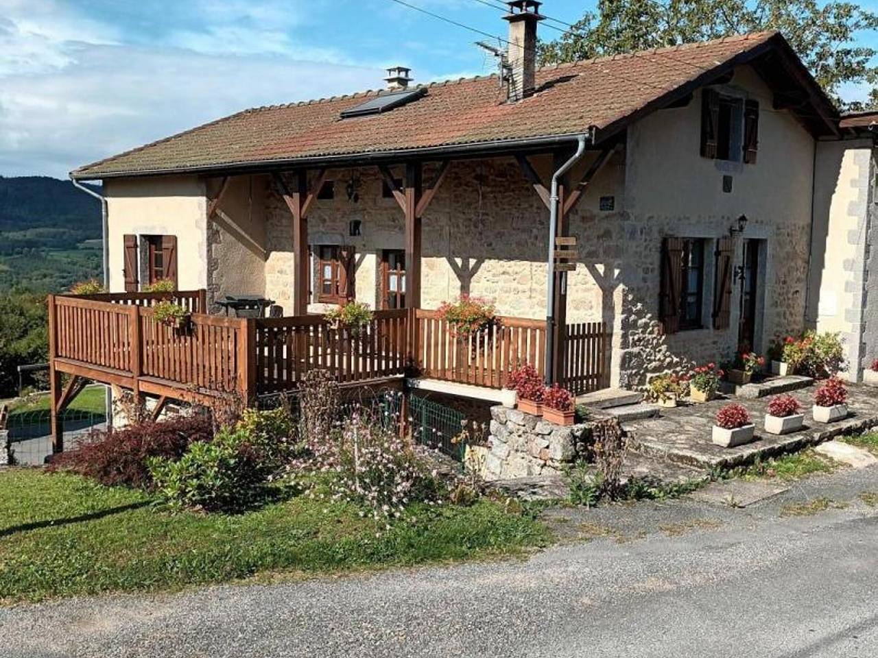 Maison de montagne avec Spa, cheminée et activités proche voisins in La Chabanne, Région de Vichy