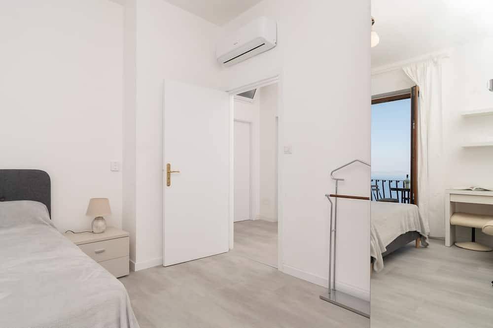 Ganze Wohnung, Newly refurbished spacious 2 bedroom apartment in Marciano with amazing sea view in Marciano, Neapel Provinz