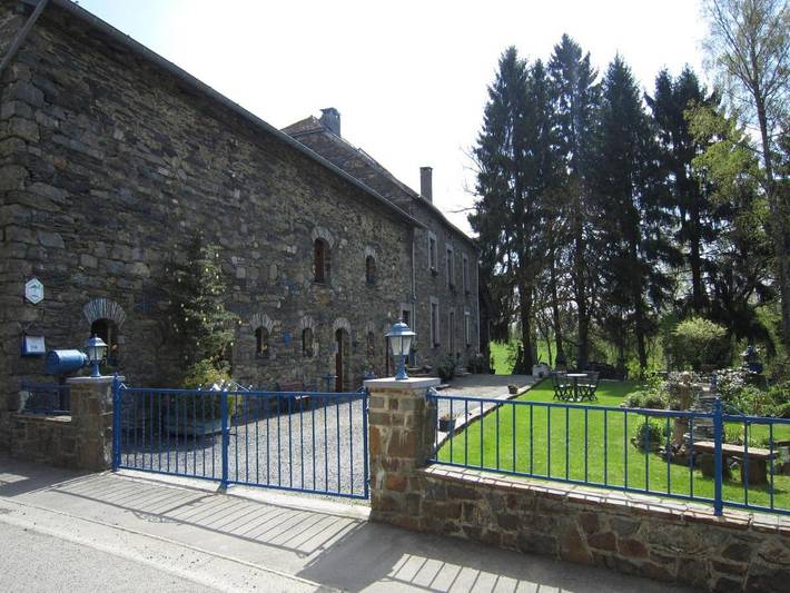 Location de vacances pour 5 personnes, avec terrasse ainsi que vue sur le lac et jardin dans Nadrin
