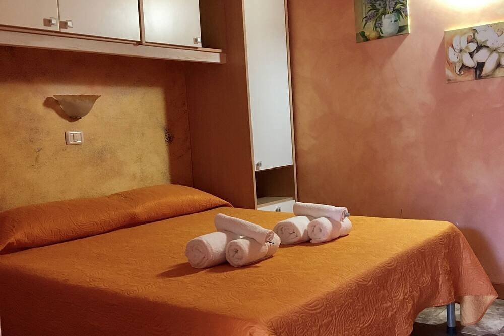 Baita 3 one-room apartment, double bed and sofa bed, bathroom, Tv, fridge, in Defensola, Gargano