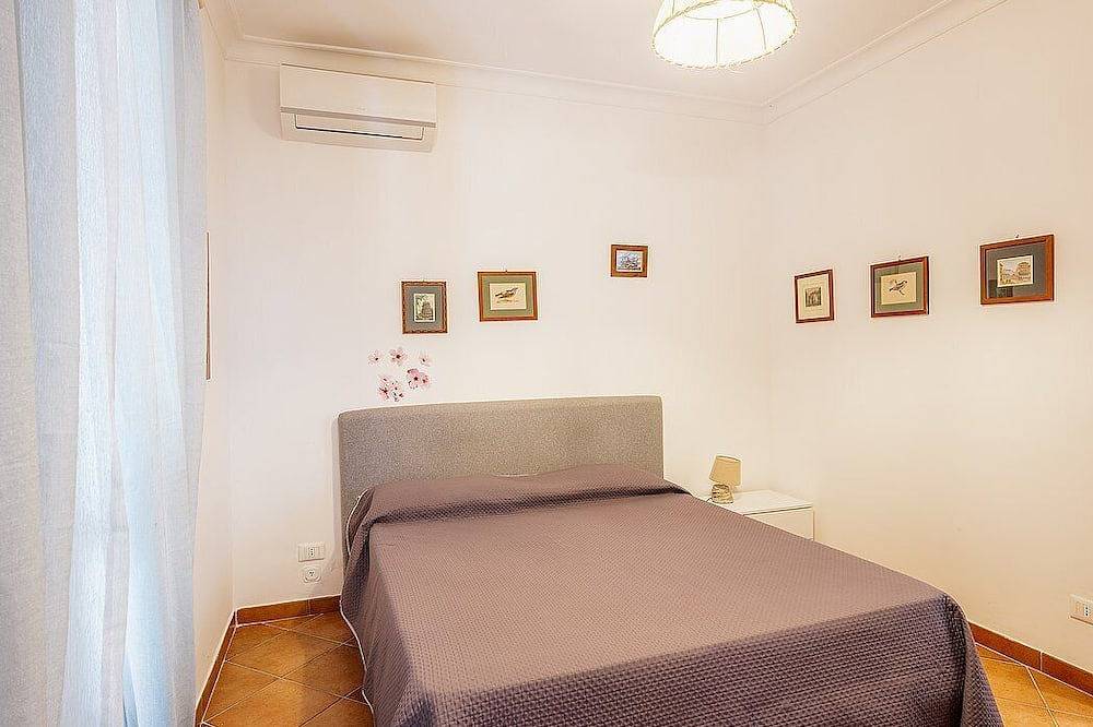 Villa Pindaro: A bright and sunny three-story villa which faces the sun and the sea, with Free Wi-Fi. in Nerano, Provinsen Napoli