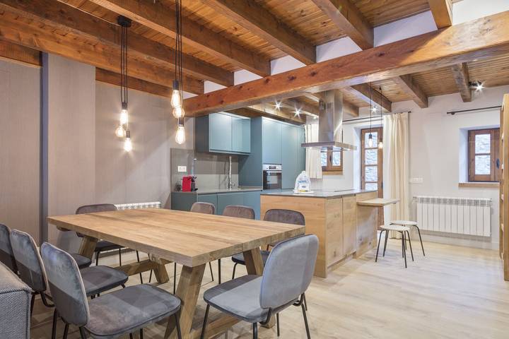 Location de vacances pour 7 personnes, avec terrasse dans Arties - 2