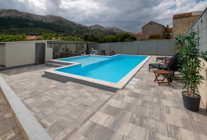 Ferienwohnung für 4 Personen, mit Pool und Ausblick sowie Garten