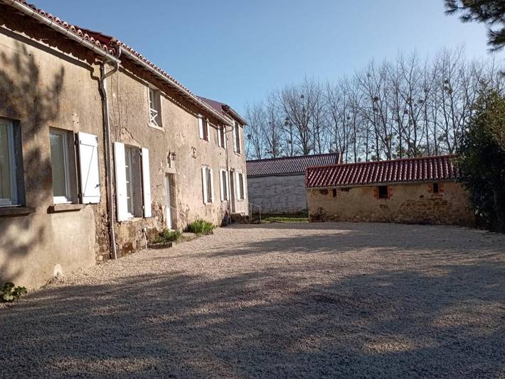 Location de vacances pour 12 personnes, avec jardin et vue à Montravers