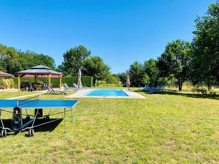 Location de vacances pour 12 personnes, avec vue ainsi que jardin et piscine à Capdrot