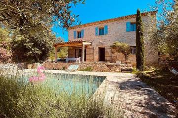 Gîte pour 6 personnes, avec terrasse et jardin à Aubussargues