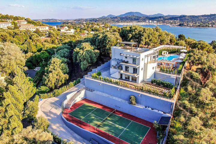 Διαμερίσματα διακοπών για 12 άτομα, με πισίνα στη Λίμνη (Κέρκυρα)