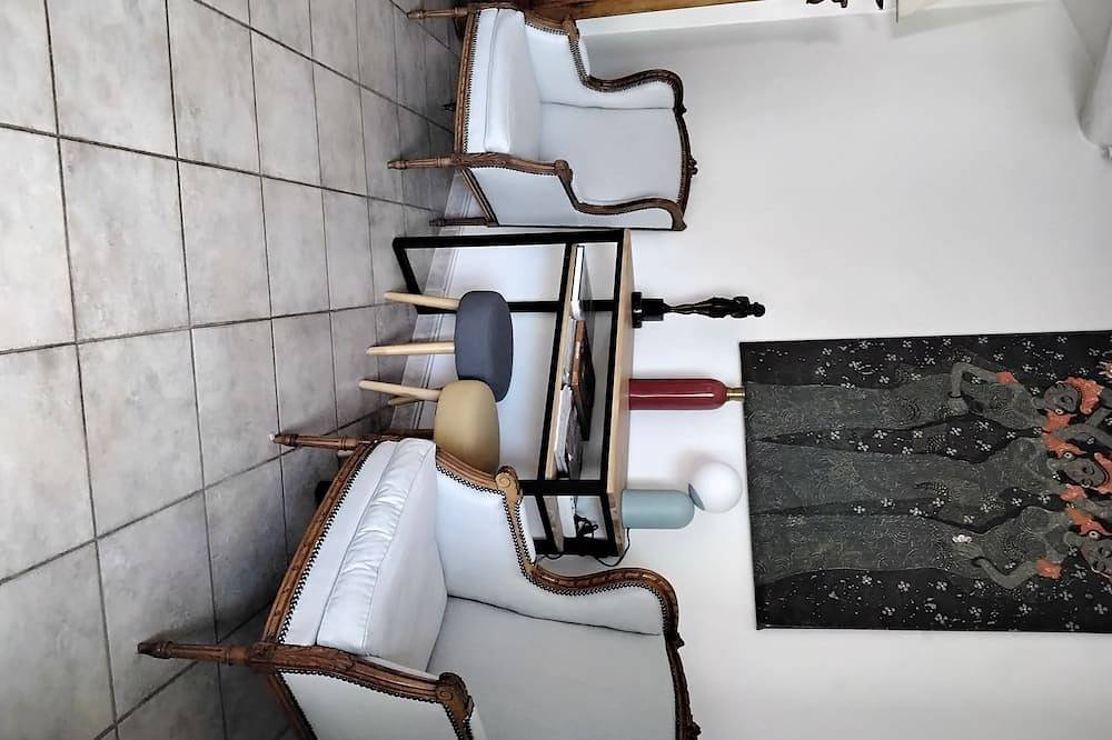 Air-conditioned villa on edge of forest, 15 minutes from Avignon, heated pool. in Barbentane, Region de Arles