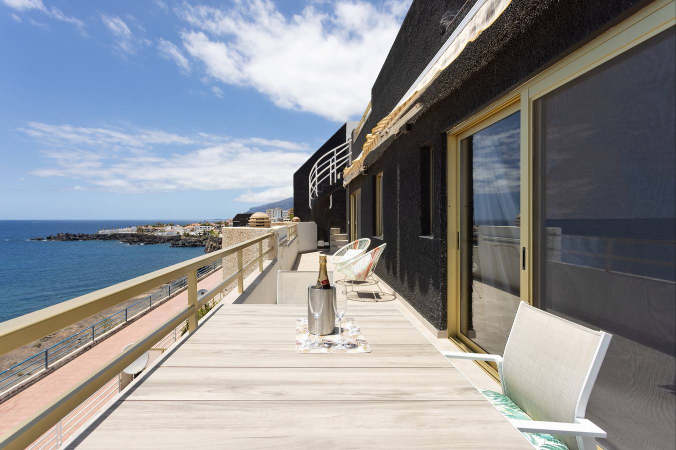 Apartamento vacacional entero, Spectacular Duplex Seafront with awesome sunsets ! in Cueva del Polvo, Guía de Isora