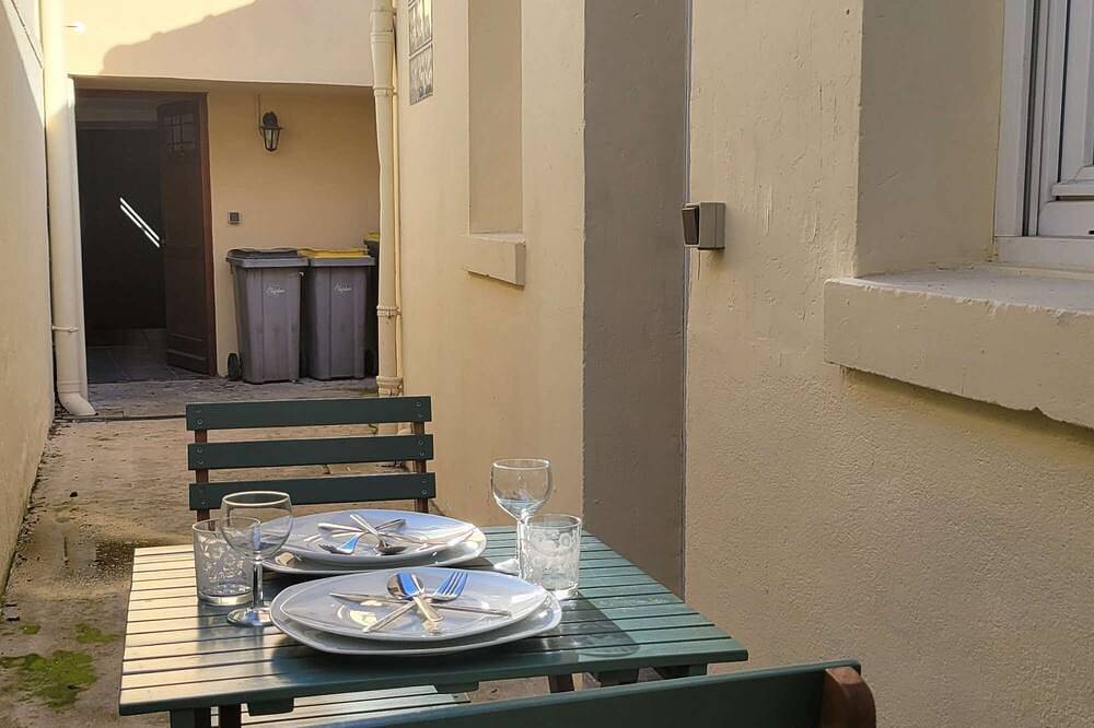 Apartamento entero, L'appartement dispose d'un lit, d'un canapé-lit et d'une cuisine avec un réfrigérateur in Saint-Brice-sous-Forêt, Valle del Oise