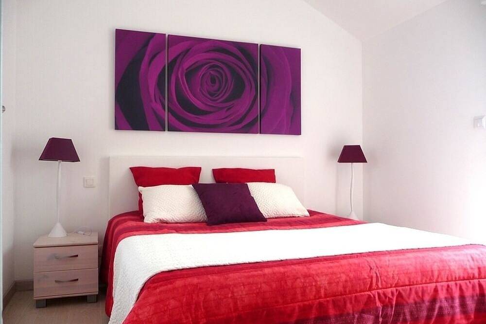 Waterfront house on Gr34, beaches, shops on site Tregastel pink granite in Coz Pors, Trégastel