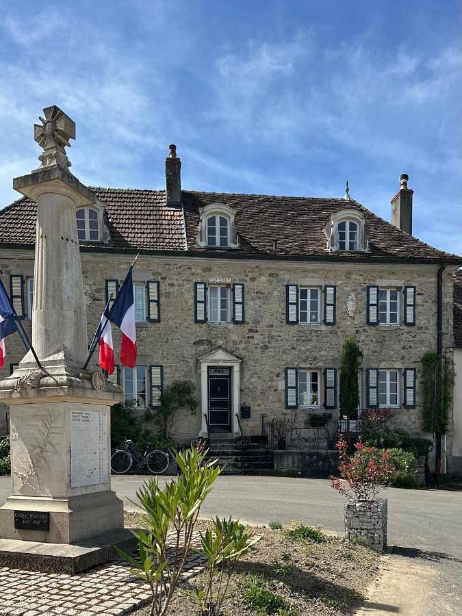 Gîte pour 2 personnes, avec Terrasse ainsi que Jardin et Vue à Saint-Didier-sur-Arroux