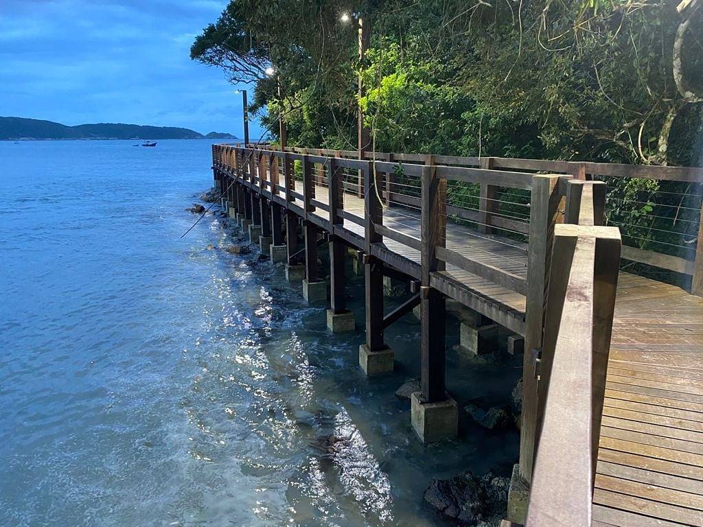 Ganze Wohnung, Große und komfortable Wohnung an der Hauptstraße, einen Block vom Meer entfernt, mit Luft und Wifi in Bombinhas, Litoral Catarinense