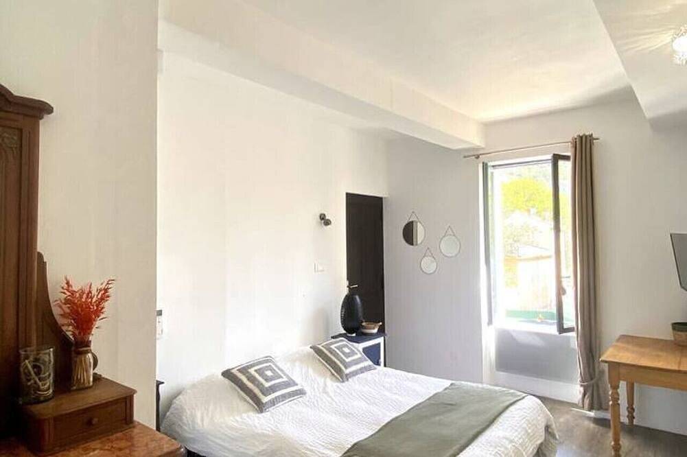 Villa les Volets Bleus, an authentic house in the city center. in Fontaine-de-Vaucluse, Vaucluse
