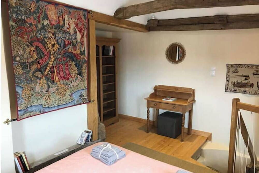 Entire apartment, Appartement Duplex de Charme Le Grenier de la Tour in Tréguier, Pink Granite Coast