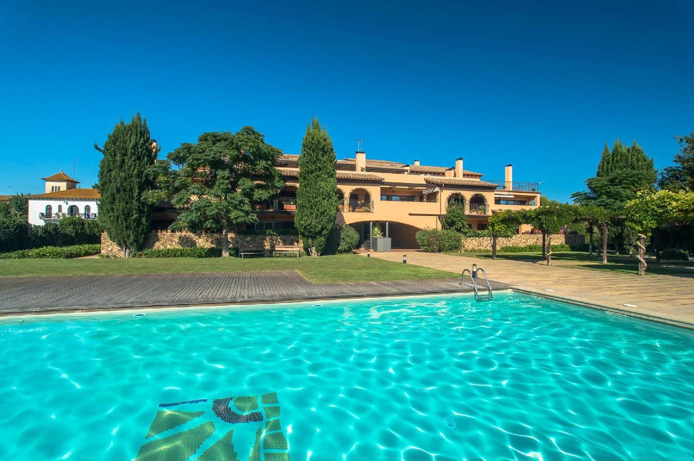 Entire holiday apartment, Cozy 90m Apartment near Albons Center, WiFi, Parking & Pool in Albons, Costa Brava