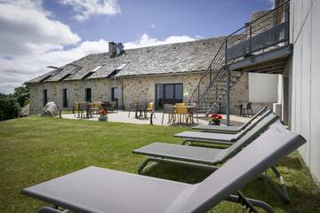 Gîte pour 20 personnes, avec terrasse et jardin dans Prinsuéjols