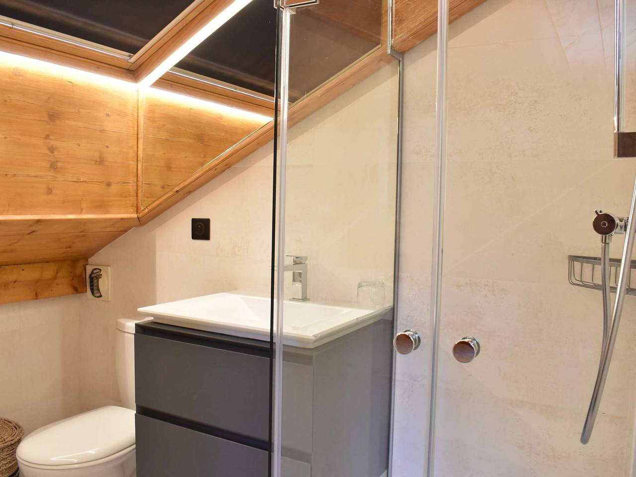 Apartamento entero, Apartamento de montaña con balcón, parking y cerca de remontes - 6 personas in Meribel Village, Courchevel