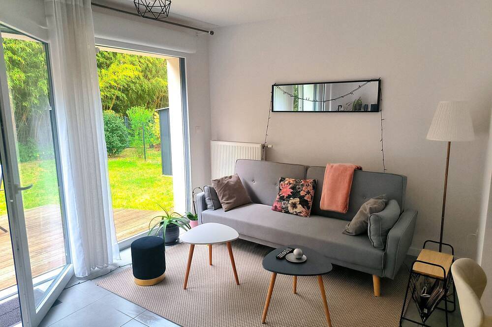 Entire apartment, Superb ground floor apartment with garden in quiet residence in Villenave-d'Ornon, Bordeaux region