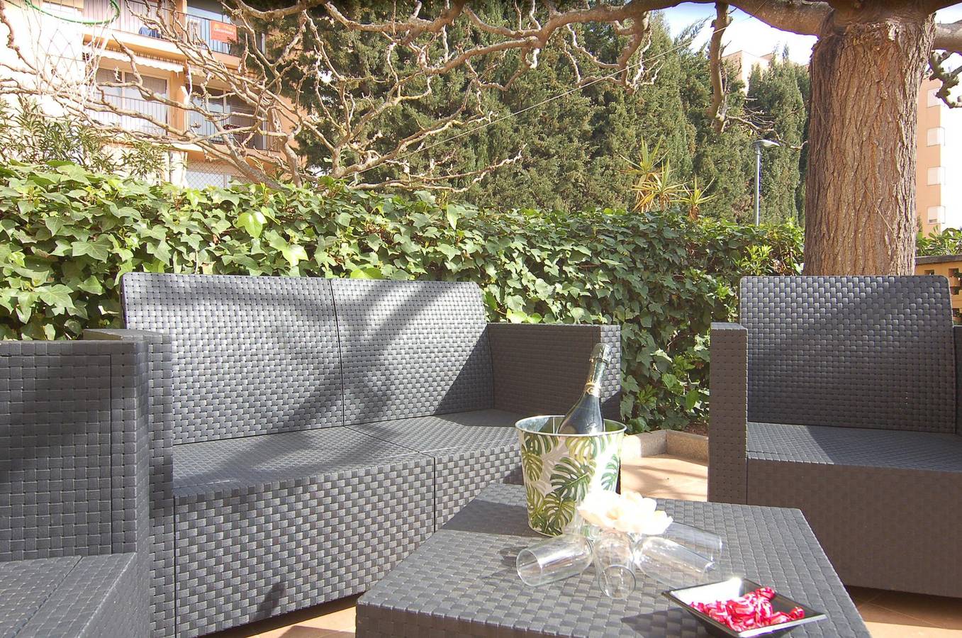 Charmantes Haus zur Miete in Roses, Costa Brava! 1200 Meter vom Strand entfernt. Große Terrasse und Gemeinschaftspool. in Santa Margarida, Roses