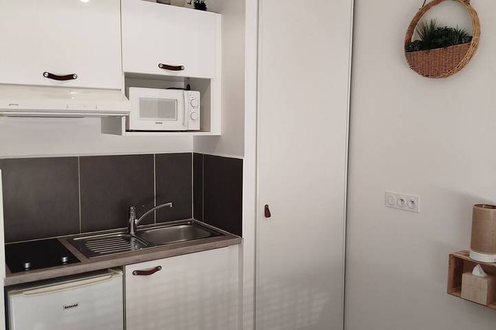 Apartamento entero, Studio with private terrace and swimming pool. 15 minutes from the historic center of Aix-en-Provence in Éguilles, Costa mediterránea (Francia)