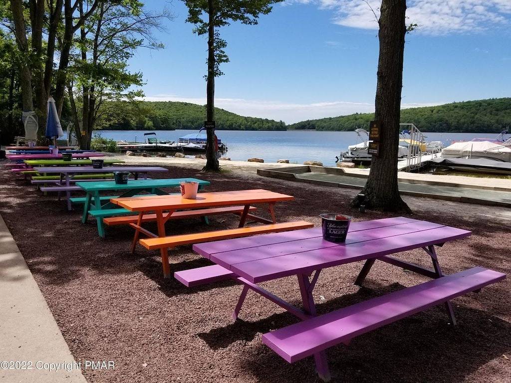 Lake Harmony Beautiful Townhome with Ski Slope Views, privacy-clean and cozy! in Hickory Run State Park