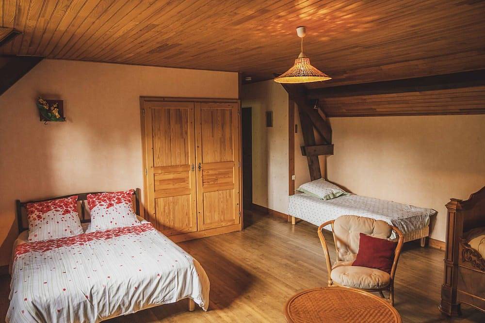 Maison Rivière avec Terrasse, Wifi et Jardin Fleuri - Idéal Pêcheurs in Rouez, Sarthe