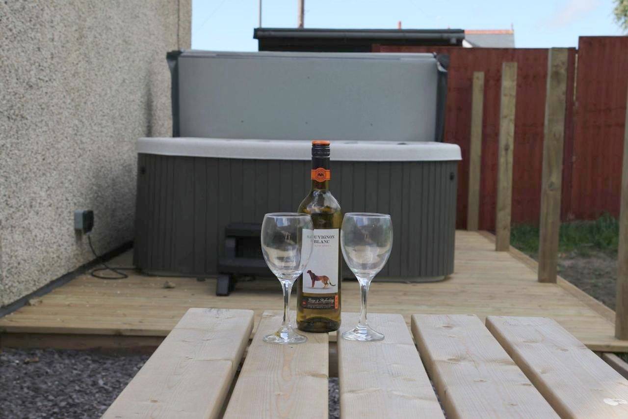 Swyn y Mor beach close Pet friendly hot tub in Barmouth, Snowdonia