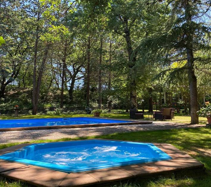 Agriturismo per 14 persone, con panorama e giardino nonché piscina, con animali domestici in Cetona