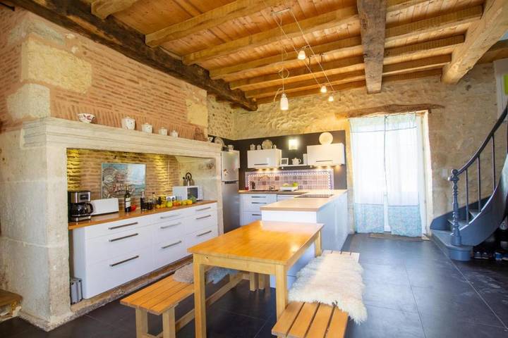 Location de vacances pour 11 personnes, avec terrasse et jardin dans Saint-Pierre-de-Chignac
