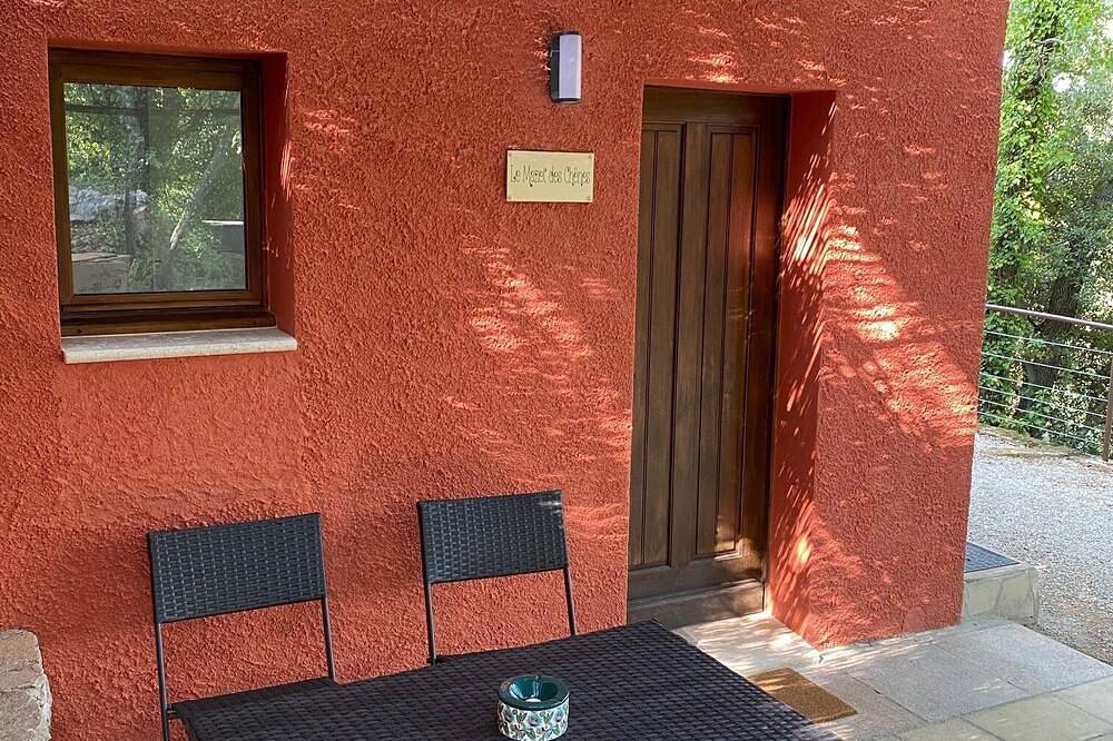Appartement entier, Appartement pour 2 à 4 personnes dans un domaine avec piscines, tennis, rivière. in Salernes, Région de Draguignan