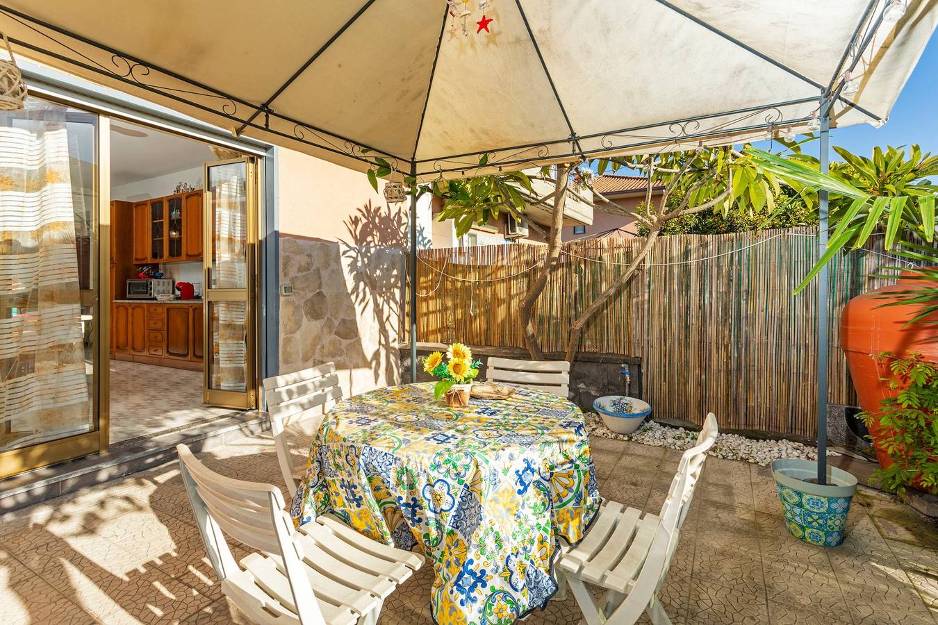 Appartement entier, Appartement 'Il Giardino Delle Ninfe' avec vue sur les montagnes, Wi-Fi et climatisation in Fondachello, Province de Catania