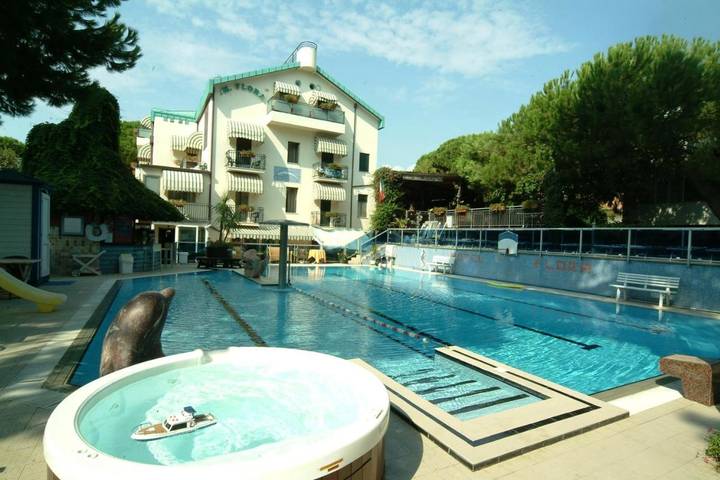 Hotel für 9 Personen, mit Balkon und Whirlpool sowie Terrasse und Garten in Cervia